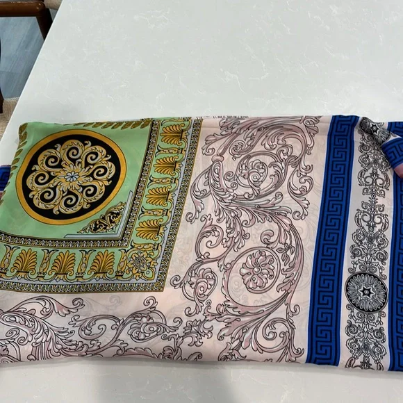 Large printed scarf 70% Viscose 30% Silk - Picture 2 of 2